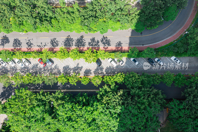 路边绿化停车场鸟瞰图