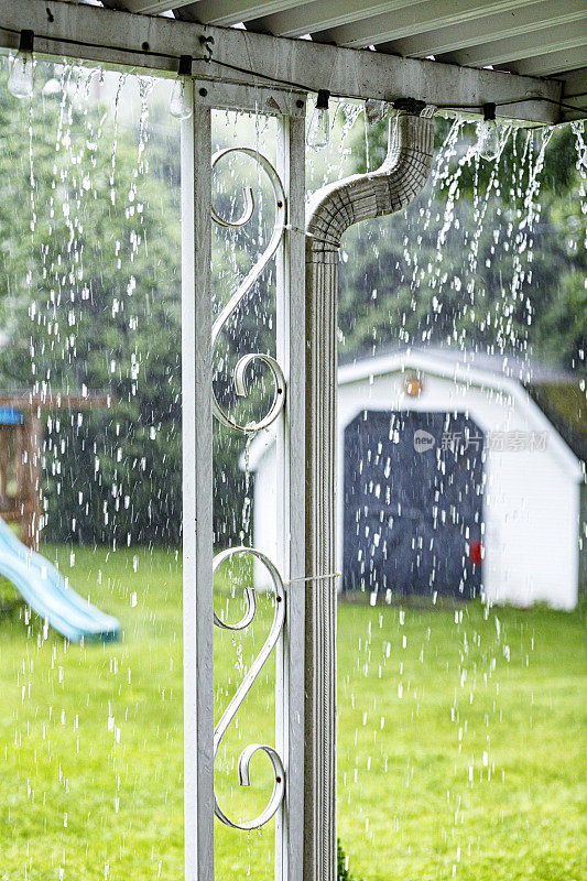 滂沱大雨暴雨倾盆大雨从天井屋顶滴落