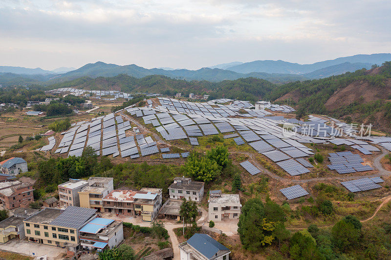 多云天气的太阳能发电厂