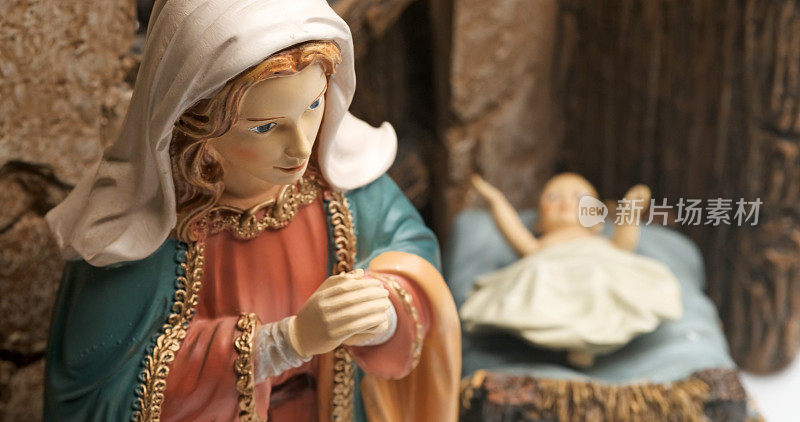 圣母玛利亚和婴儿耶稣的古老雕像，(焦点是非圣母玛利亚)