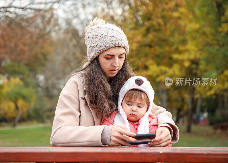 秋天里，一位母亲和她的孩子