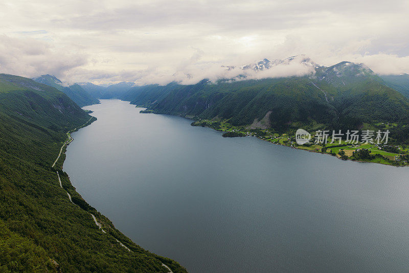 通过挪威峡湾的戏剧性道路的鸟瞰图