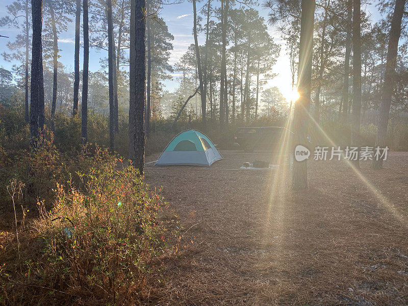 日出的帐篷露营