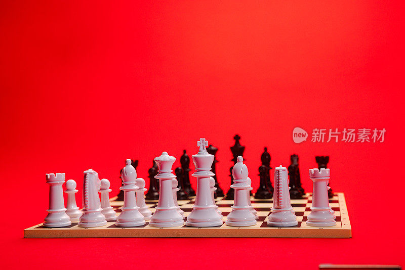 红色背景上的棋盘，概念图像