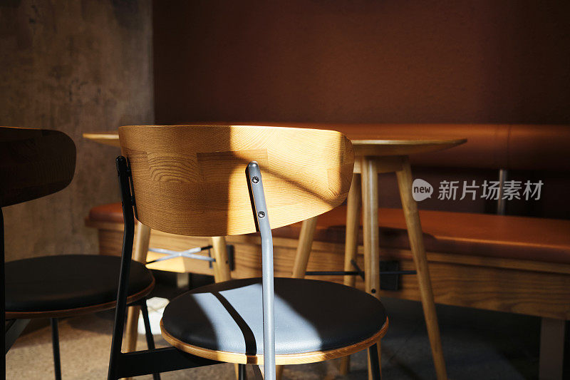 咖啡馆里的桌椅