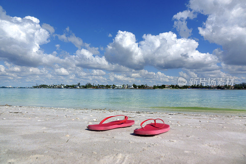热带沙滩上的红色凉鞋