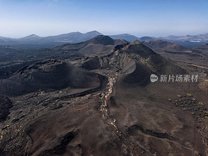 西班牙加那利群岛兰萨罗特岛蒂曼法亚国家公园附近火山山谷的空中全景图。