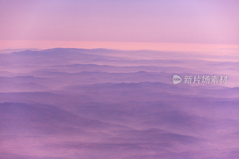 日出时地平线上的雾山在博德鲁姆火鸡附近