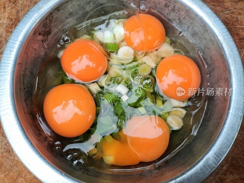 用大蒜韭菜煎蛋卷-食物准备。