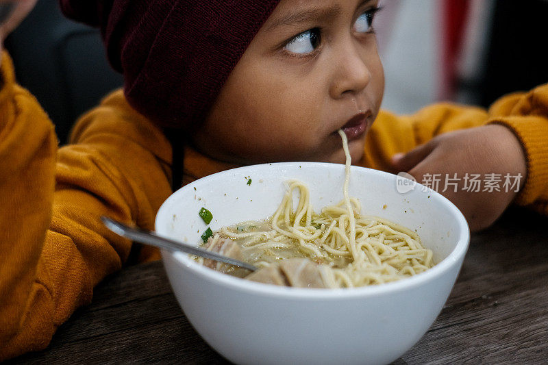 印尼街头小吃“Bakso”，煮面条配肉丸和炸豆腐