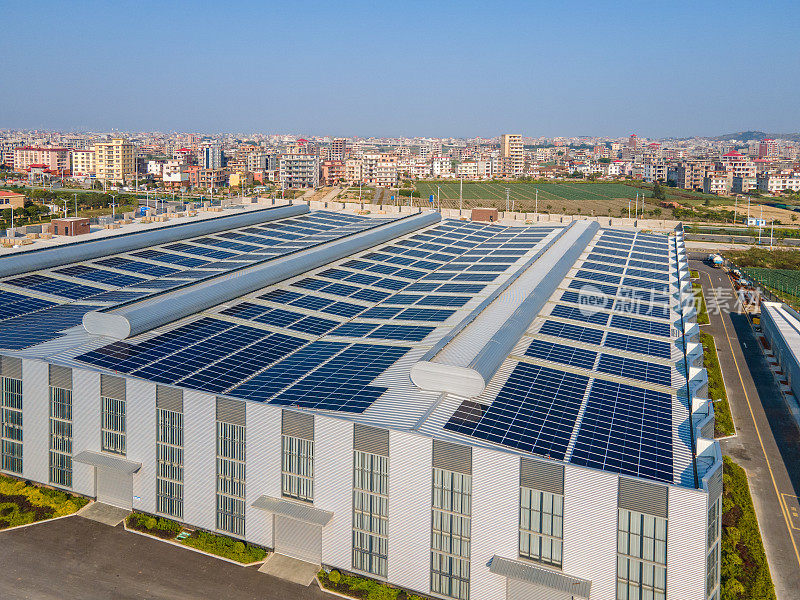 未完工的厂房屋顶安装了太阳能光伏板