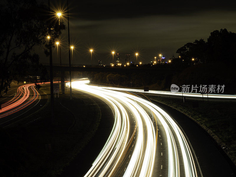 高速公路上的灯光