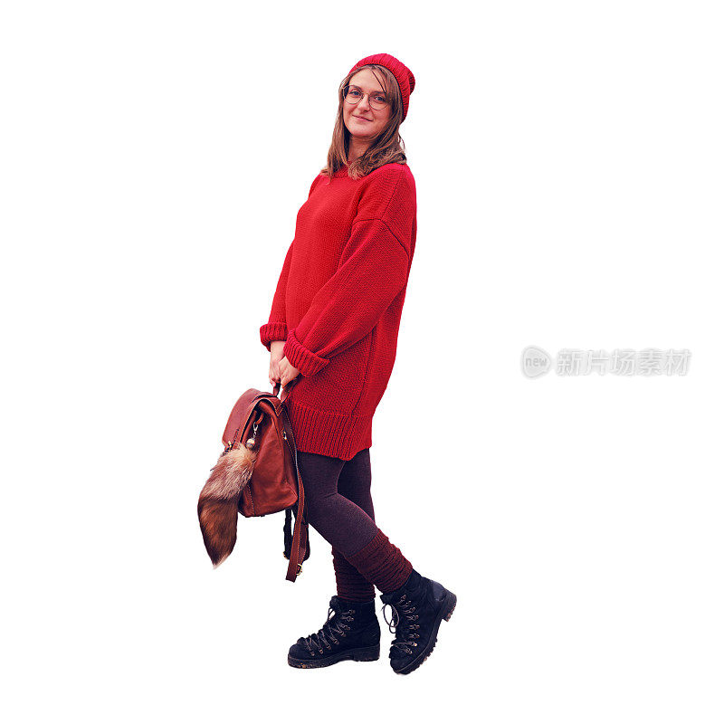 一个穿着秋天红色衣服的年轻女子的肖像，孤立在白色背景上