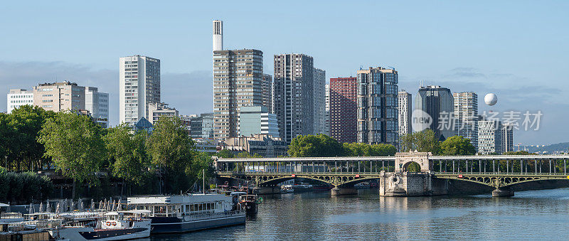 巴黎塞纳河，有海滨长廊，停泊的船只，热气球和现代办公楼