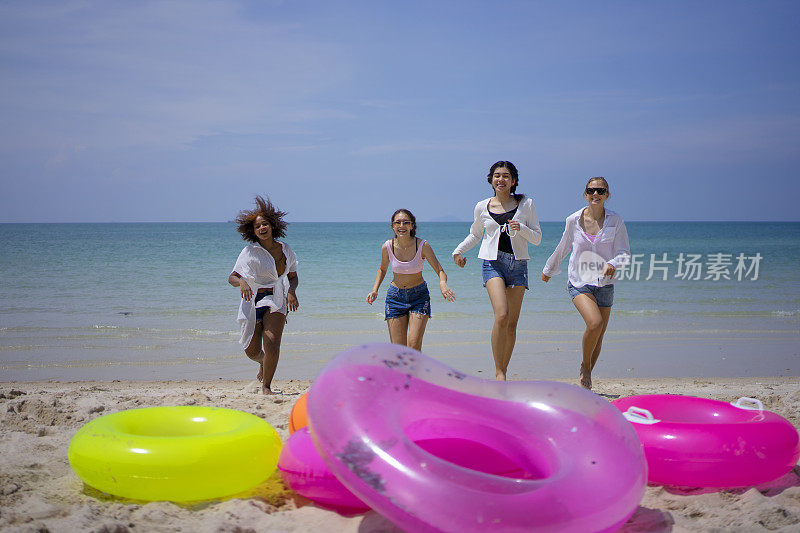 十几岁的女性在海滩上旅行。