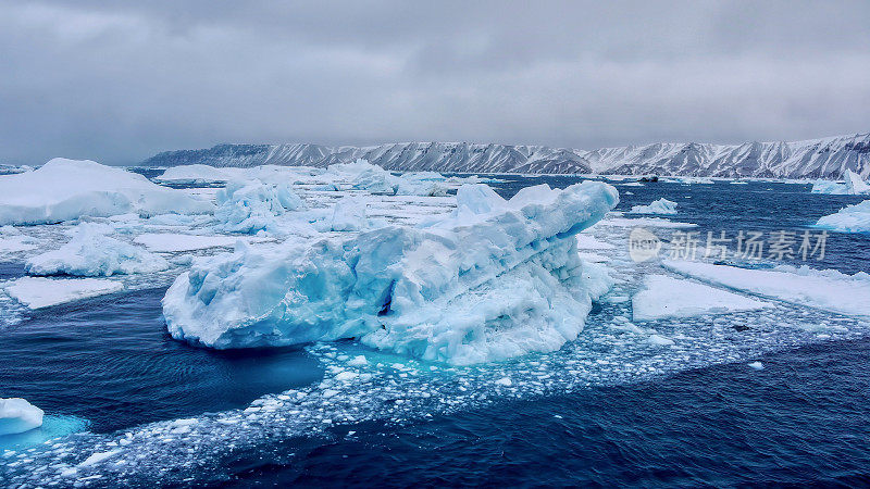 南极美丽的冰山海。