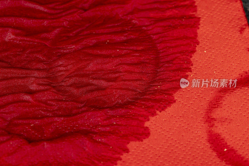 桌子上湿的红色餐巾，特写