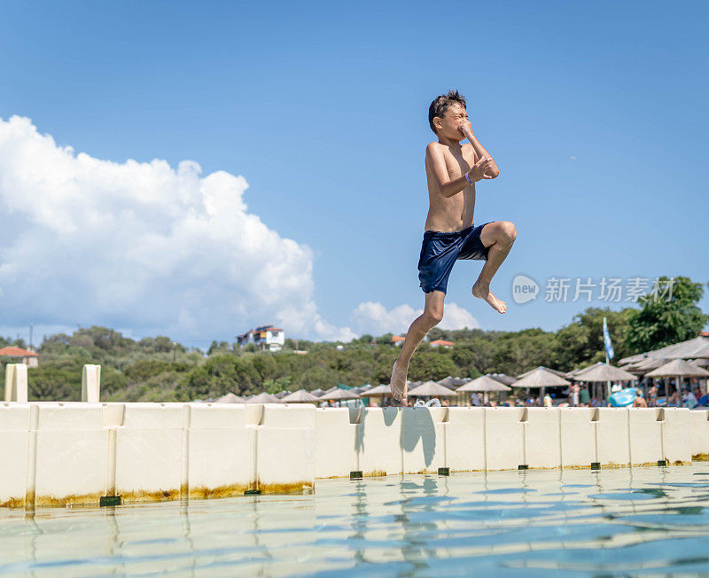 暑假男孩在海水里跳