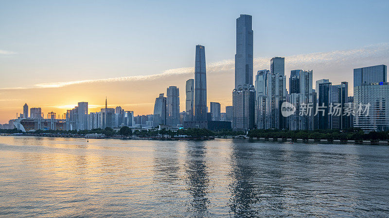 中国广州珠江新城城市天际线上的日落景色