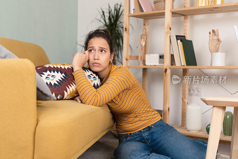 一幅悲伤的年轻女子身体不适的画像