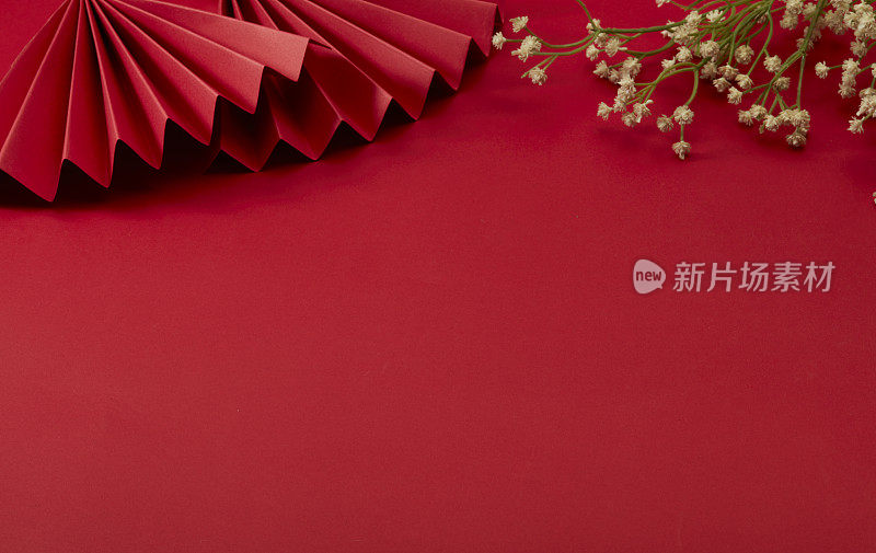中国风格的红色背景和红色折扇和小花