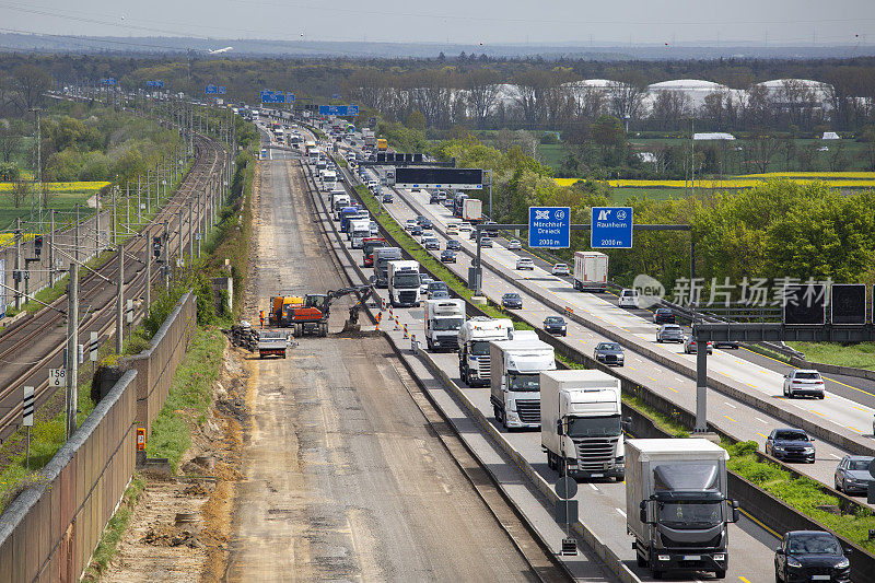 德国A3高速公路上的施工现场和密集的交通