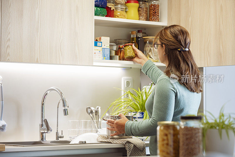 成熟的女人选择烹饪的食材