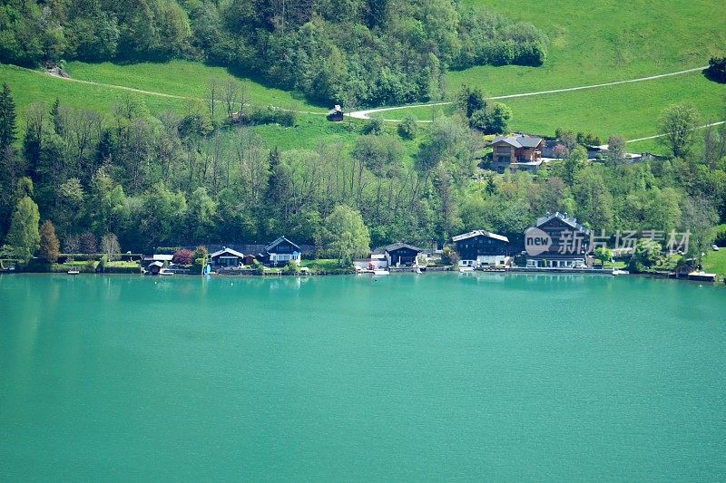从上面俯瞰泽尔城。我是从上面看到的春城。春天的泽尔湖。泽尔湖和泽尔城的俯视图。奥地利绿松石湖的俯视图。山中的湖。山湖顶景。