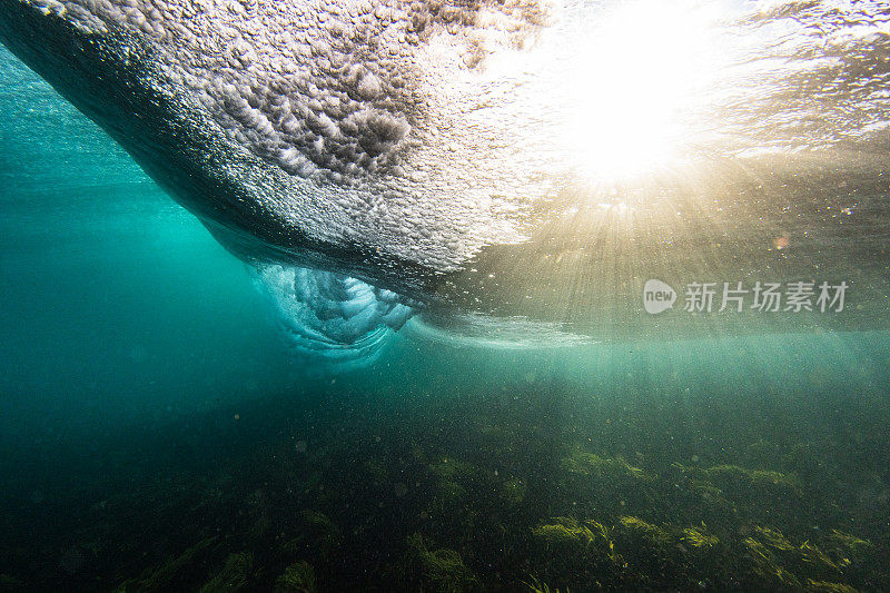 在水下，当海浪在阳光照耀下拍打海底时