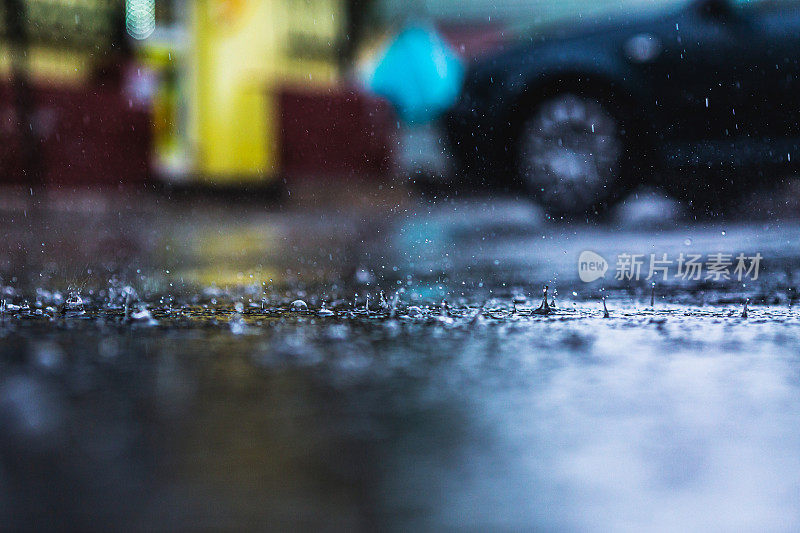 沥青路上的雨滴。大雨。多雨的天气