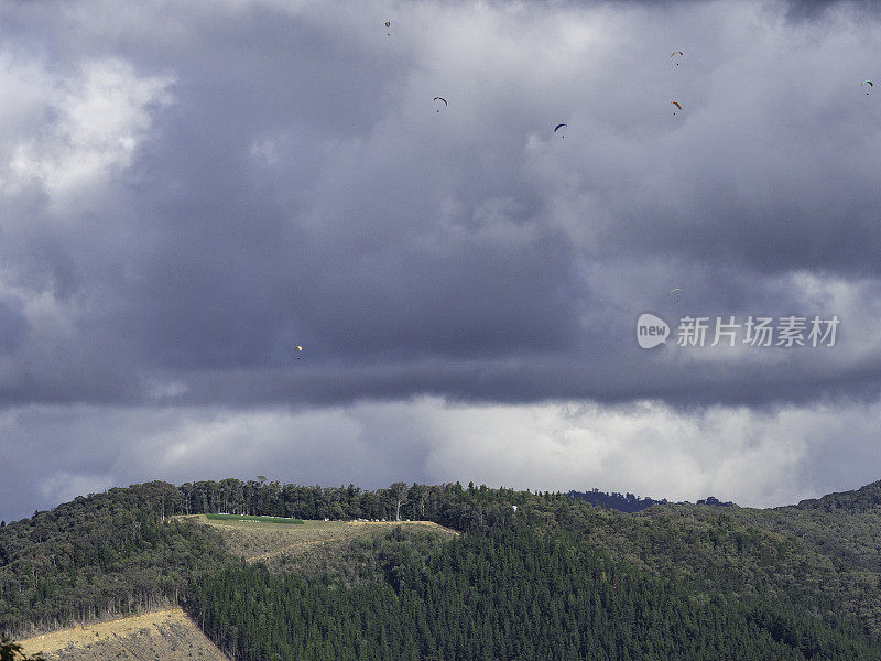 滑翔伞和暴风雨的天空