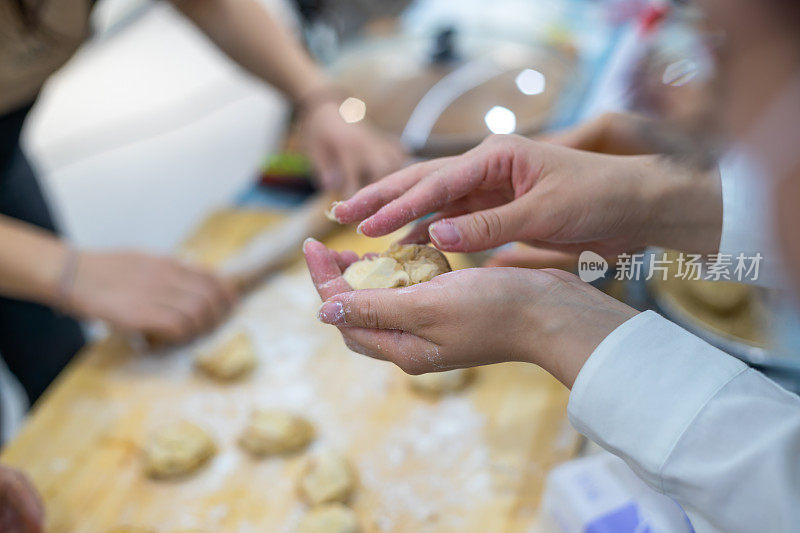 中国面食制作:女人揉面。做馒头的面团。