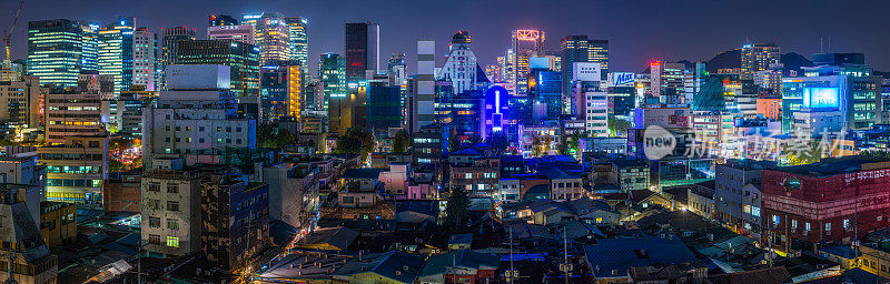 霓虹灯夜城市景观摩天大楼，办公室，家庭照亮全景首尔韩国