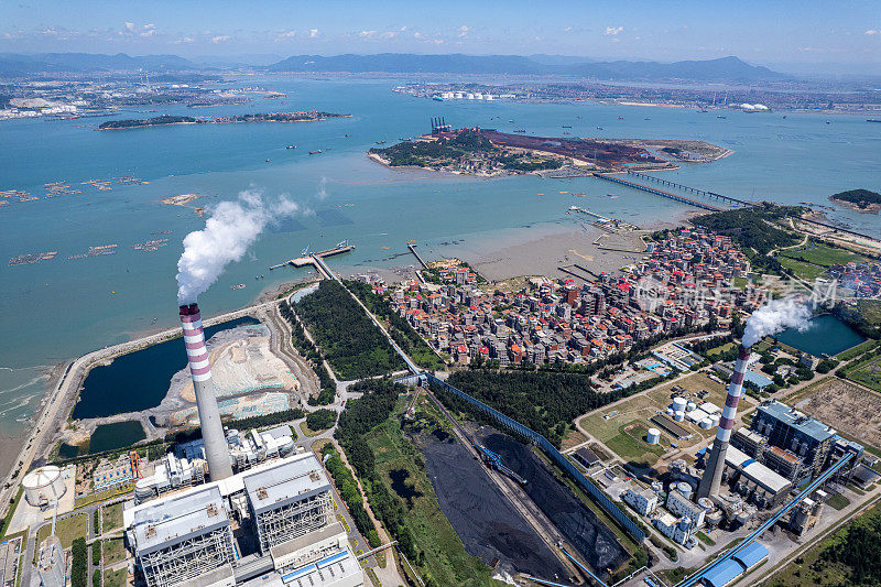 海滨化工厂和城镇鸟瞰图