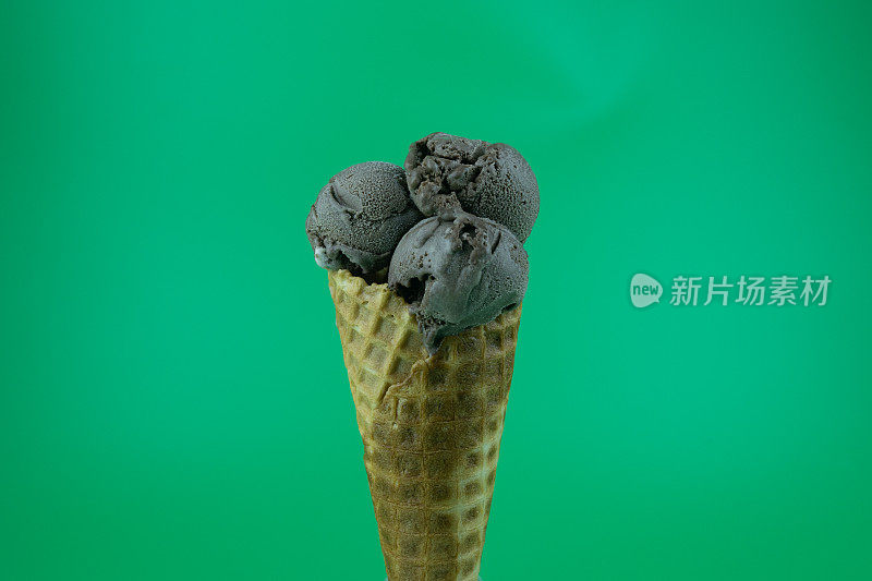 巧克力甜筒冰淇淋在炎热的夏天融化