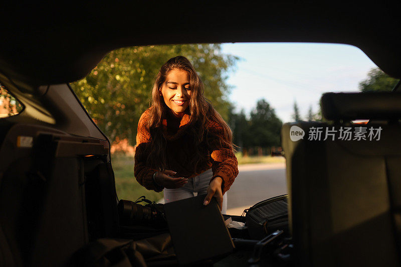 女人在看汽车后备箱