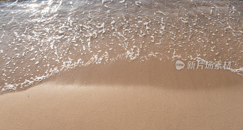 沙岸海潮，空为文字。