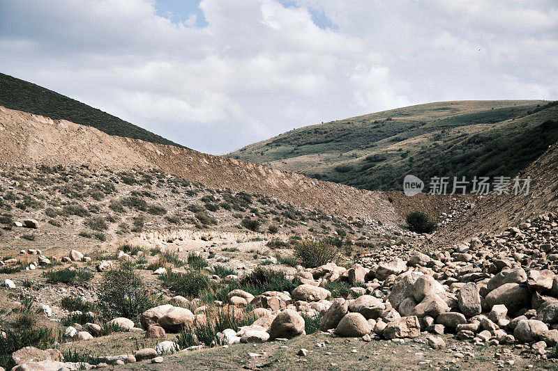 山麓景色与一堆岩石的前景