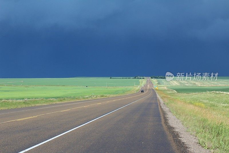 草原公路上即将来临的暴风雨