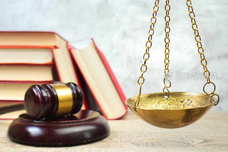 法律概念-打开法律书，法官的小木槌，法庭或执法办公室桌子上的天平。