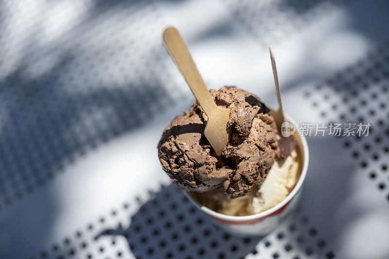 巧克力冰淇淋装在杯子里