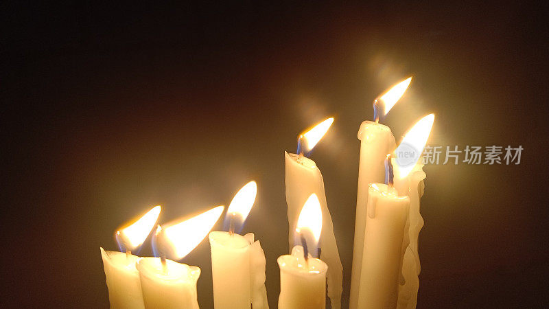 黑暗中的烛光是一个强有力的比喻，经常被用来象征希望、韧性和挑战时期的指引。