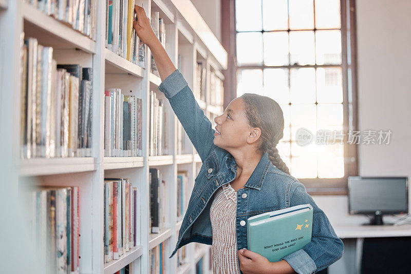 书籍，教育或女孩在图书馆寻找知识或发展未来的学习。奖学金，儿童成长或快乐的学生学习，信息或在学校寻找故事