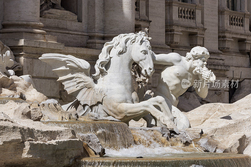 意大利城市罗马的特莱维广场上著名的特莱维喷泉
