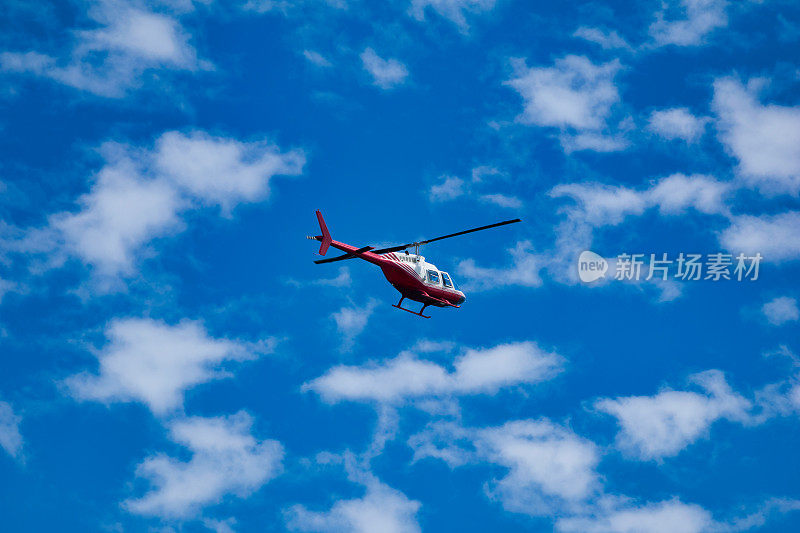 直升机在蓝天上飞翔
