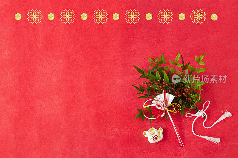 日本人的新年是龙年，在红色和金色的龙年背景上配以南方的天空和红白相间的扇子。金色的野菊花。