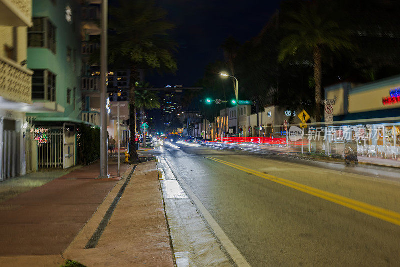 迈阿密海滩的夜景，科林斯大道上的汽车上有令人惊叹的散焦光迹。佛罗里达。迈阿密海滩。美国。