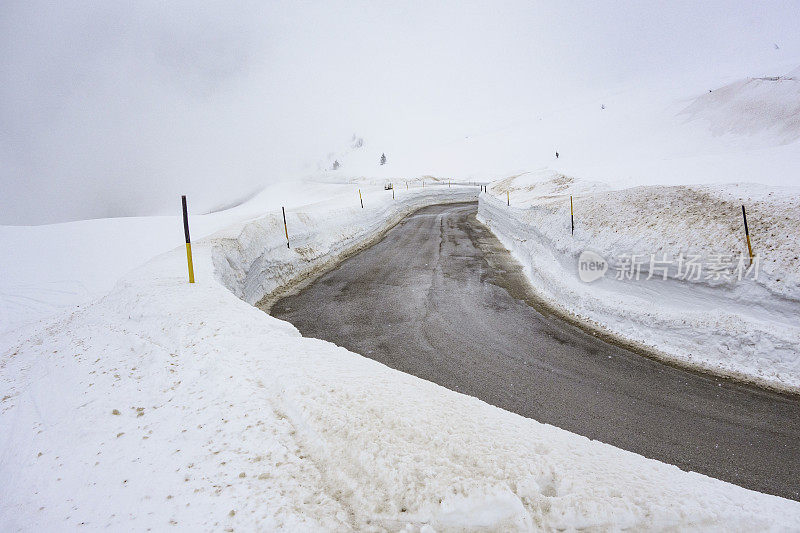 大雪中弯弯曲曲的道路