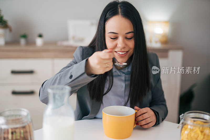 可爱的微笑女人在清晨吃早餐