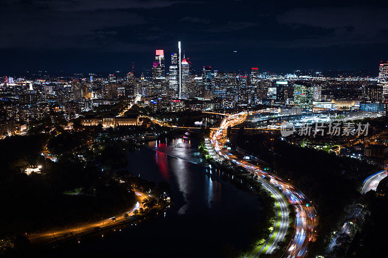 从斯库尔基尔河上俯瞰费城市中心的夜景